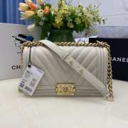 Chanel le boy caviar leather white v-vormig patroon gold hardware 25cm - 1