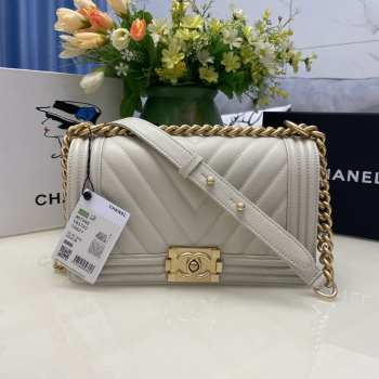 Chanel le boy caviar leather white v-vormig patroon gold hardware 25cm