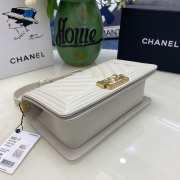 Chanel le boy caviar leather white v-vormig patroon gold hardware 25cm - 2