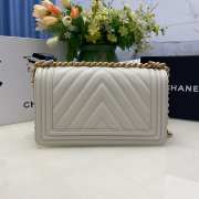 Chanel le boy caviar leather white v-vormig patroon gold hardware 25cm - 3