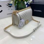 Chanel le boy caviar leather white v-vormig patroon gold hardware 25cm - 4