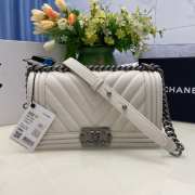 Chanel le boy caviar leather white v-vormig patroon silver hardware 25cm - 1