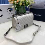 Chanel le boy caviar leather white v-vormig patroon silver hardware 25cm - 2