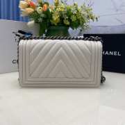 Chanel le boy caviar leather white v-vormig patroon silver hardware 25cm - 3