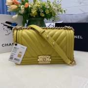 Chanel le boy caviar leather yellow v-vormig patroon gold hardware 25cm - 1