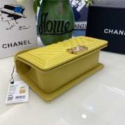 Chanel le boy caviar leather yellow v-vormig patroon gold hardware 25cm - 2