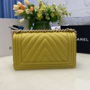 Chanel le boy caviar leather yellow v-vormig patroon gold hardware 25cm - 4