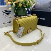 Chanel le boy caviar leather yellow v-vormig patroon gold hardware 25cm - 3