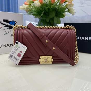 Chanel le boy caviar leather maroon v-vormig patroon gold hardware 25cm