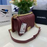 Chanel le boy caviar leather maroon v-vormig patroon gold hardware 25cm - 4