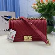 Chanel le boy caviar leather red v-vormig patroon gold hardware 25cm - 1