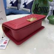 Chanel le boy caviar leather red v-vormig patroon gold hardware 25cm - 2