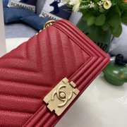 Chanel le boy caviar leather red v-vormig patroon gold hardware 25cm - 4