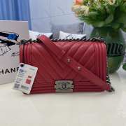 Chanel le boy caviar leather red v-vormig patroon silver hardware 25cm - 1