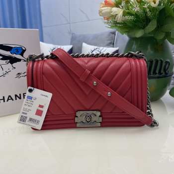 Chanel le boy caviar leather red v-vormig patroon silver hardware 25cm