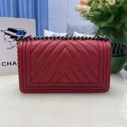 Chanel le boy caviar leather red v-vormig patroon silver hardware 25cm - 2