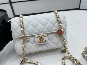 Chanel 2022 flap lambskin white 14.5x19x6.5cm