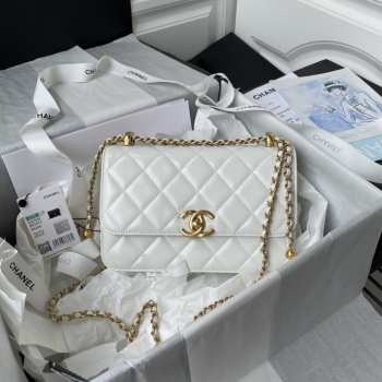 Chanel woc flap white 12×19×8cm