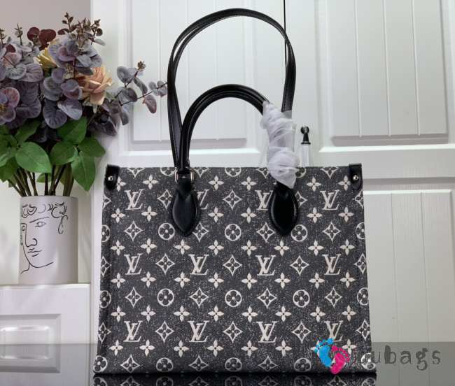 lv onthego grey and white print M46448 35x27x14CM - 1