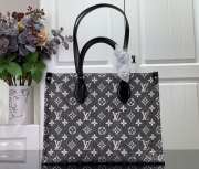 lv onthego grey and white print M46448 35x27x14CM - 1