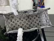 lv onthego grey and white print M46448 35x27x14CM - 4