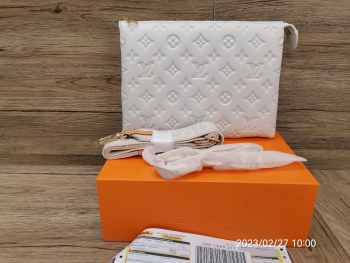 Louis Vuitton coussin white bag 26cm