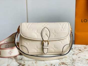 Louis Vuitton Diane Cream Bag 23 x 16 x 8.5 cm