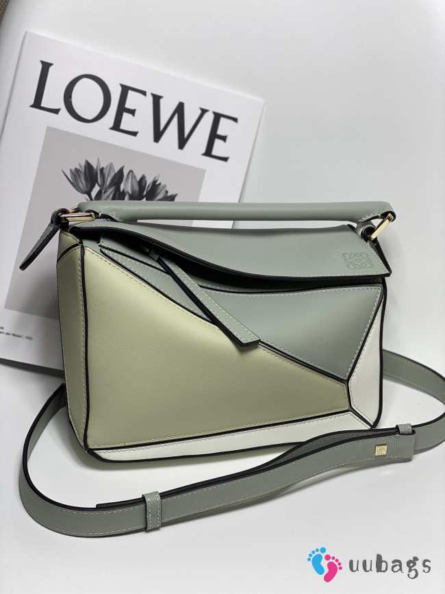 Loewe Puzzle Edge Bag green and white 24x10.5x16.5cm - 1