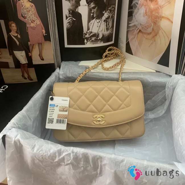 Chanel Flapbag Beige 23x14x7cm - 1