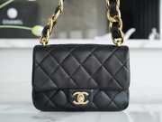 Chanel 22s black shoulder bag with gold buckle 13x17x6cm - 1