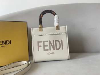 Fendi Small Roma tote bag in white 25.5x22.5x12cm