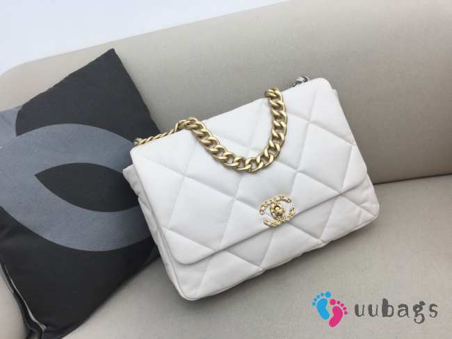 Chanel 19 Maxi Flap Bag in white 36cm - 1