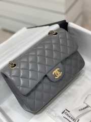 Chanel Flap bag with gold hardware in gray 23cm - 1