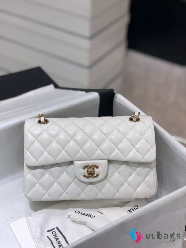 Chanel Flap bag with gold hardware in white 23cm - 1