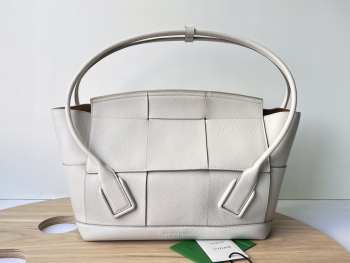  Bottega Veneta White Arco Bag In Calf 32x28x12cm