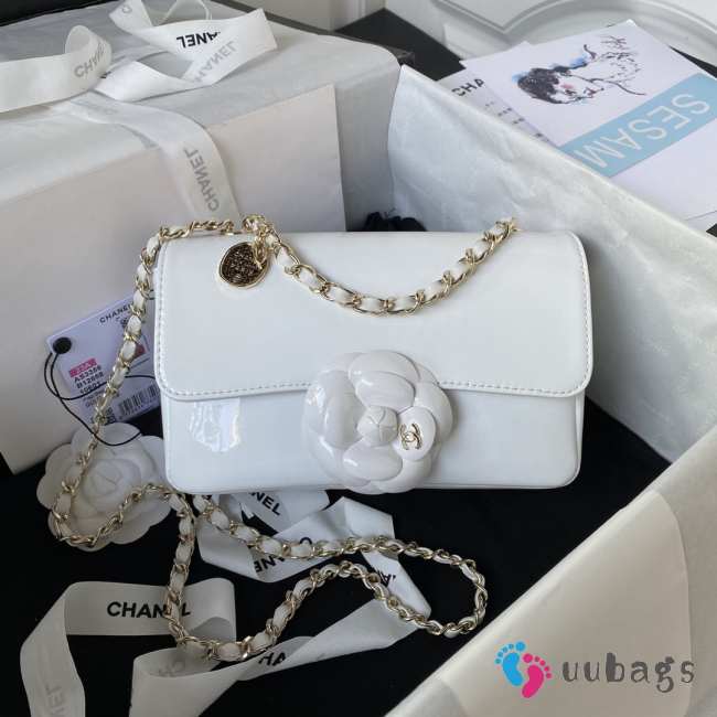 Chanel flap bag with gold buckle in white 20cm - 1