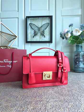 Ferragamo Gancini bag in red 24.5x7x15.5cm