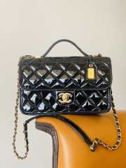 Chanel handle with gold hardware in black 25x21.5x7cm - 1