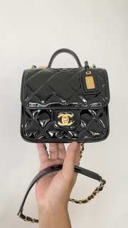 Chanel flap bag with gold buckle in black 17x20.5x6cm - 1