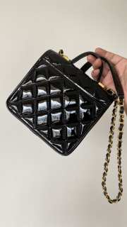 Chanel flap bag with gold buckle in black 17x20.5x6cm - 2