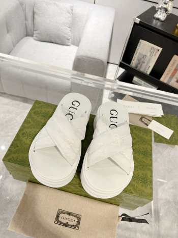 Gucci slippers in white S001