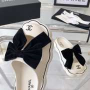 Chanel slippers in white with black bow tie  - 5