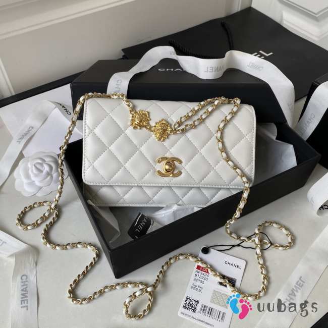 Chanel 23A logo flap bag in white with gold buckle 19cm - 1