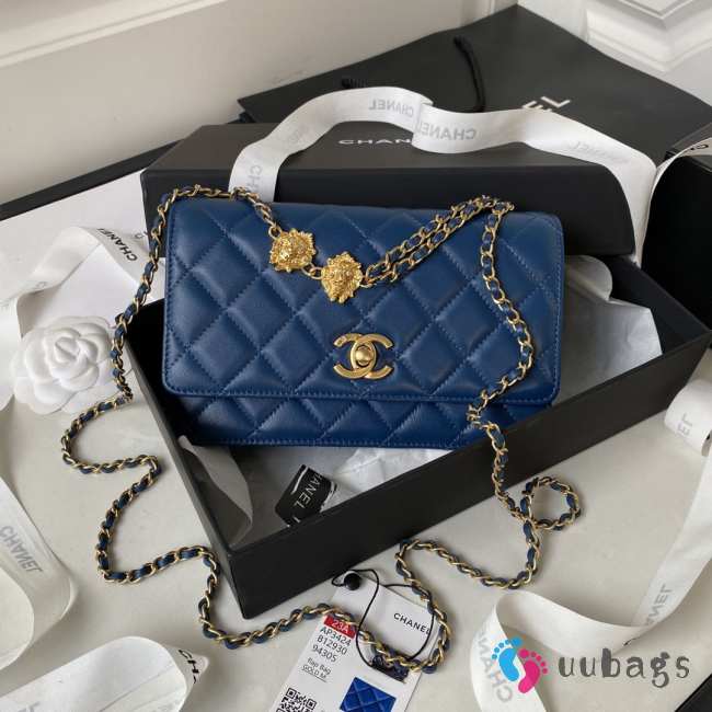 Chanel 23A logo flap bag in blue with gold buckle 19cm - 1