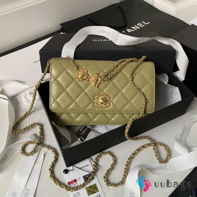 Chanel 23A logo flap bag in green with gold buckle 19cm - 1