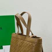 Bottega Veneta small shopping bag in brown 23x18.5x15cm - 6