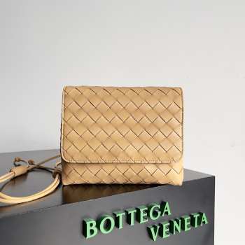 Bottega Veneta small messenger bag in beige 19x15x5.5cm