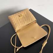 Bottega Veneta small messenger bag in beige 19x15x5.5cm - 4