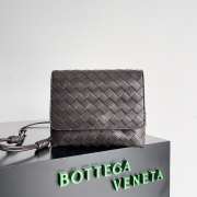 Bottega Veneta small messenger bag in black 19x15x5.5cm - 1