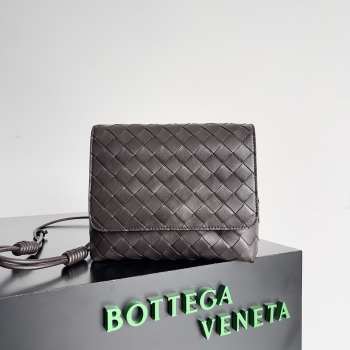 Bottega Veneta small messenger bag in black 19x15x5.5cm